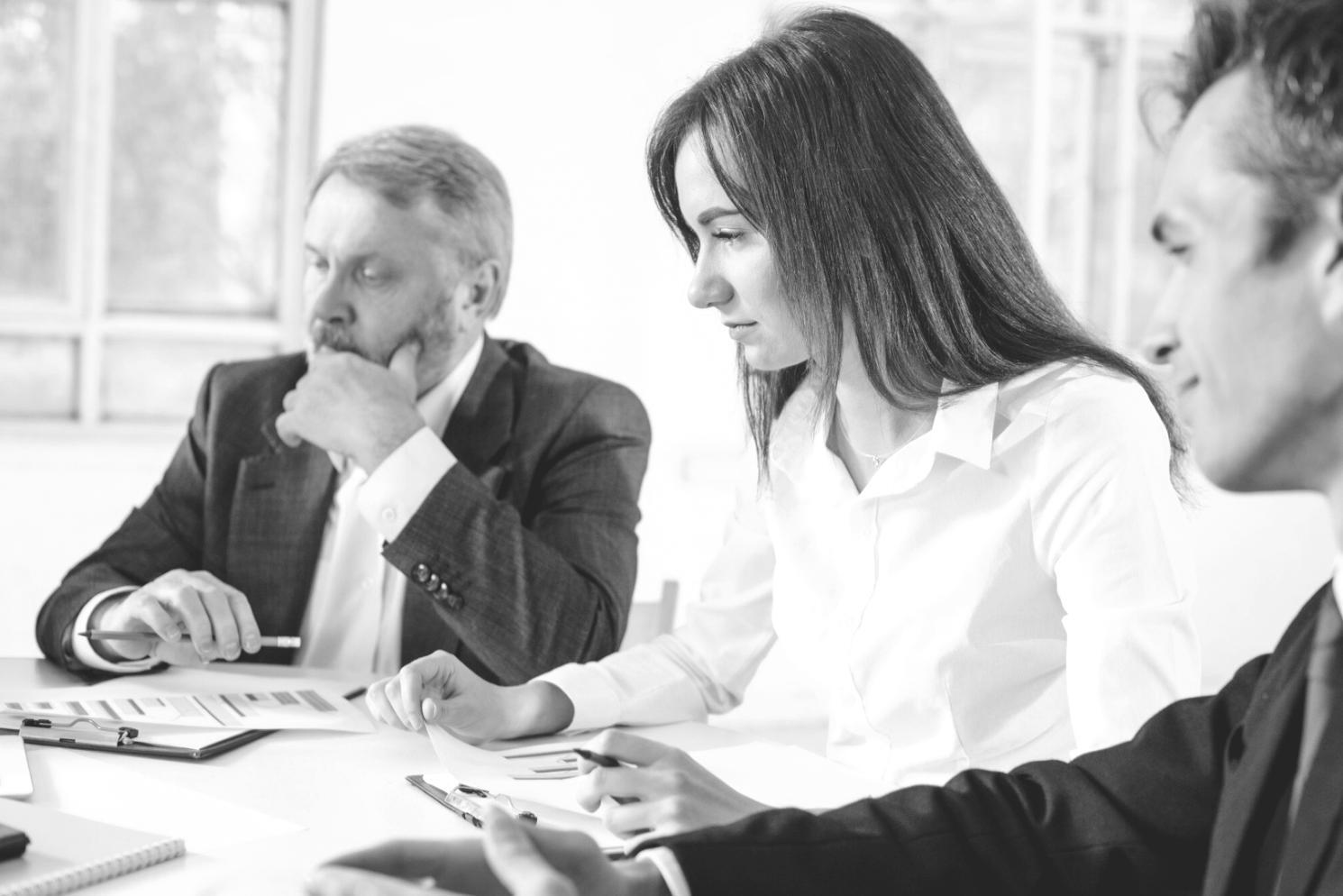 Participants travaillant ensemble sur des exercices de gestion financière